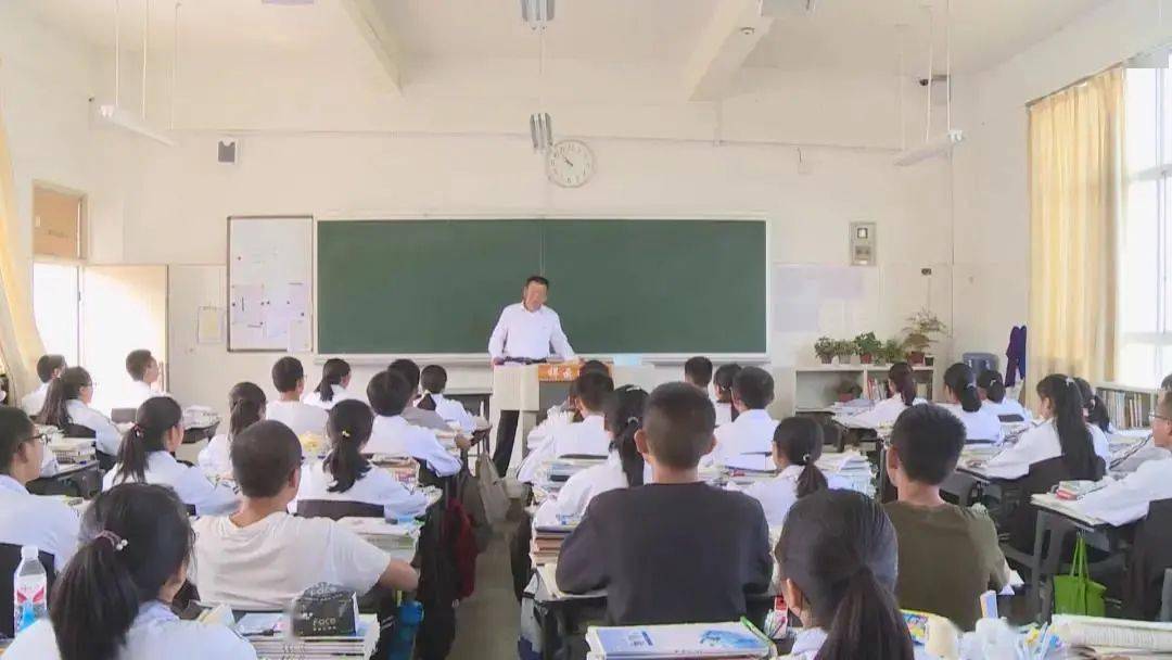 1985年8月,22岁的杨国旺大学刚毕业,就被分配到祥云二中担任物理教师