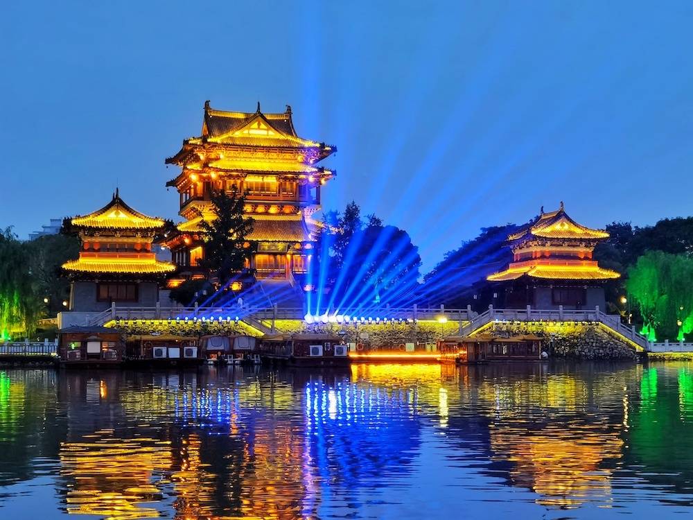 望海楼的灯光秀夜游凤城河水是泰州的特色和灵魂,老城依傍凤城河,以水