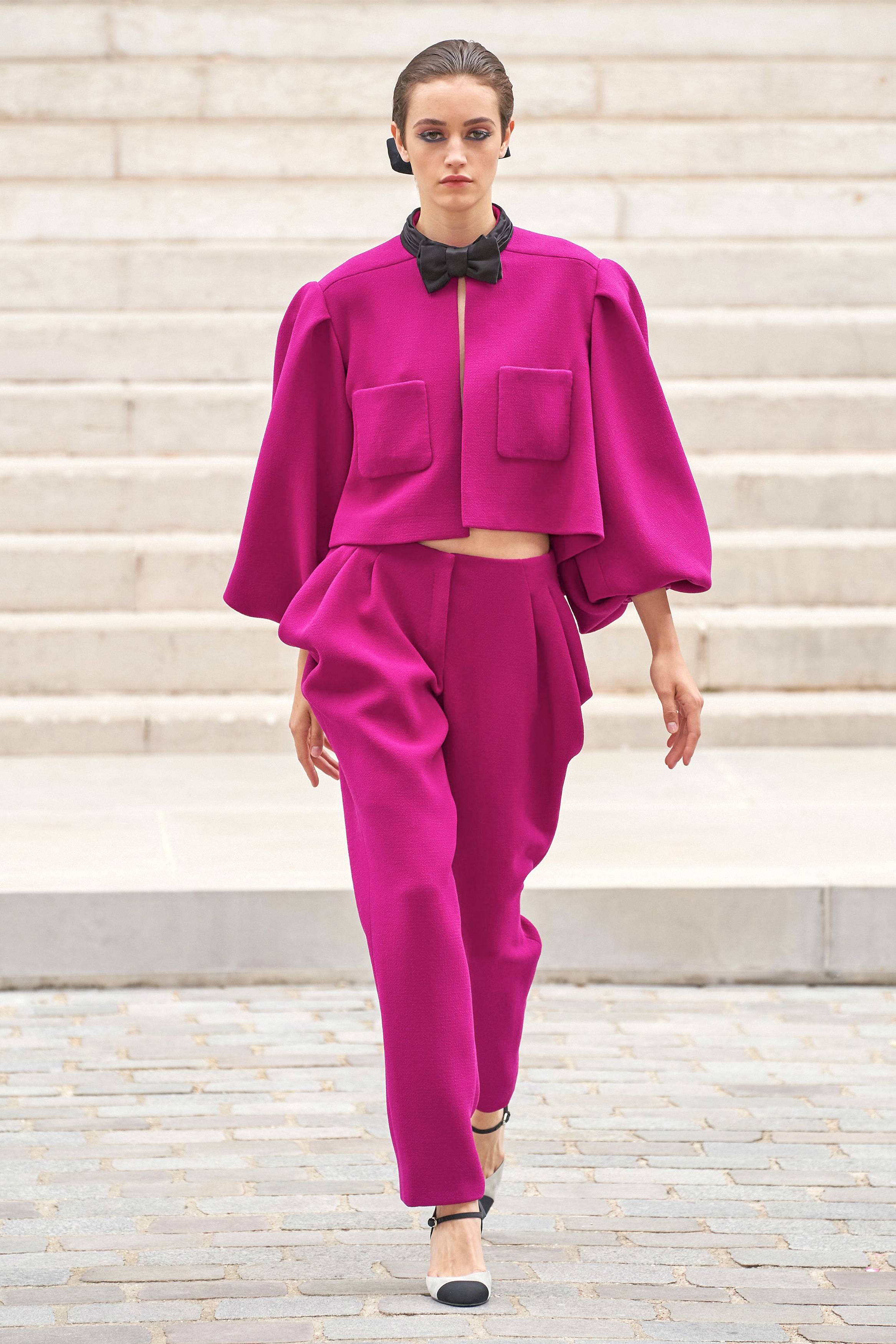 模特在法国巴黎高级定制时装周上展示香奈儿品牌2021/2022秋冬新品