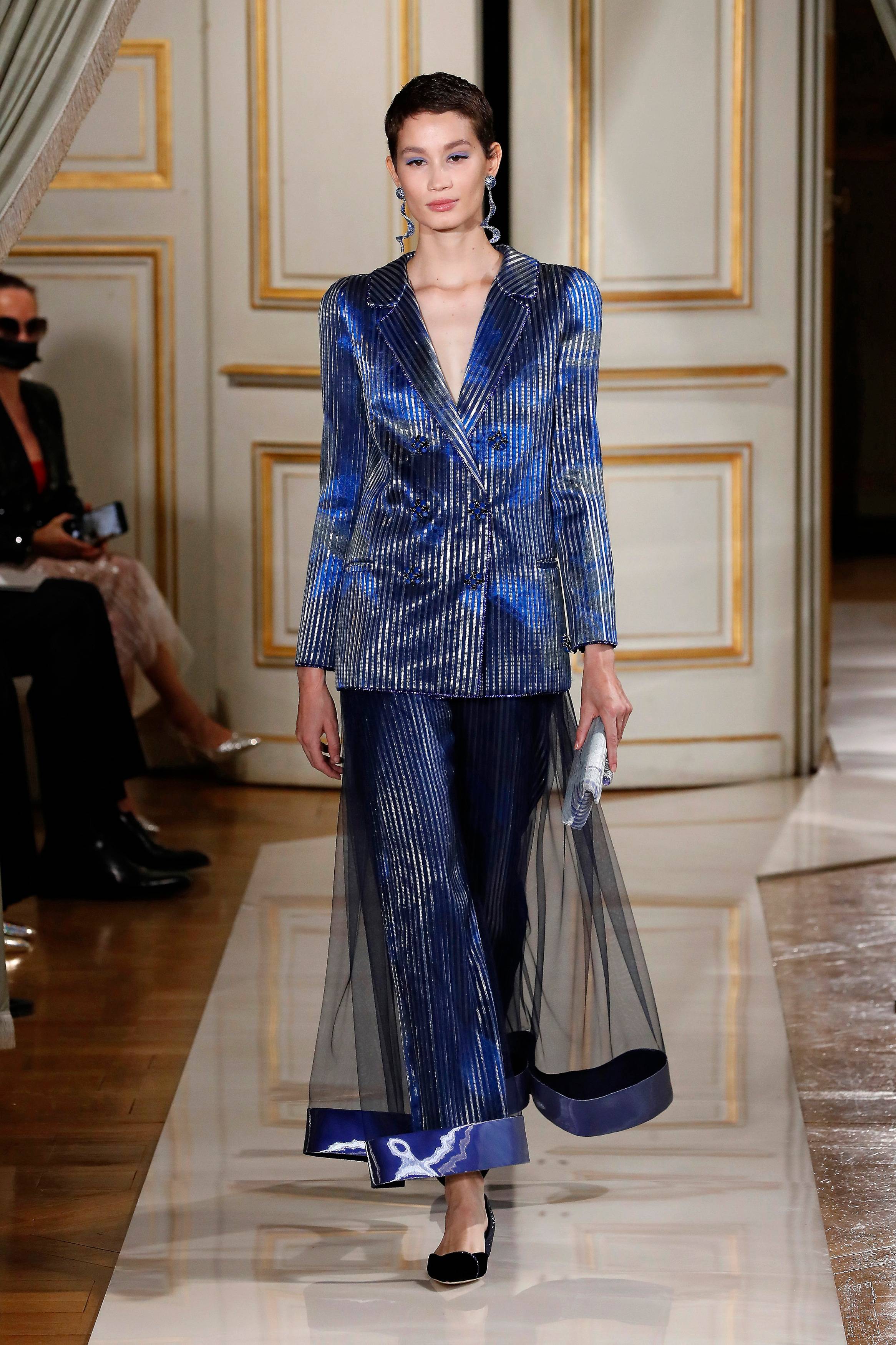 模特在法国巴黎高级定制时装周上展示阿玛尼品牌2021/2022秋冬新品