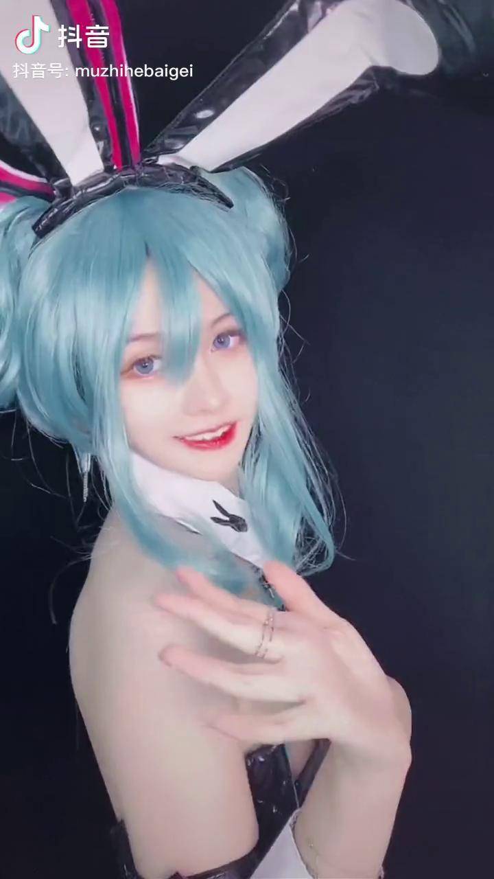 是你们想看的真人版手办吗初音未来cosmiku