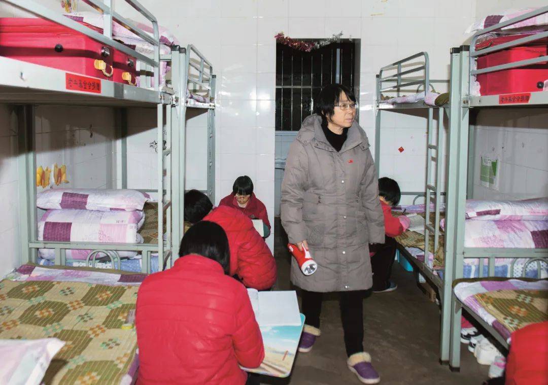 张桂梅是云南省丽江市华坪女子高级中学校长,华坪县儿童之家 ( 孤儿院