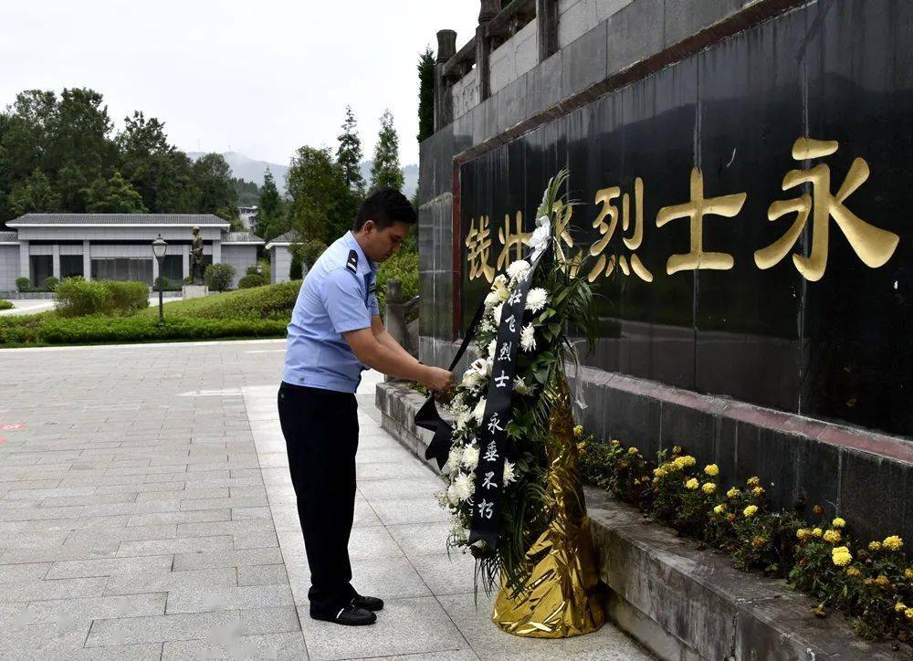 龙潭虎穴建奇功,黔山秀水祭忠魂……在钱壮飞烈士陵园,认真聆听讲解