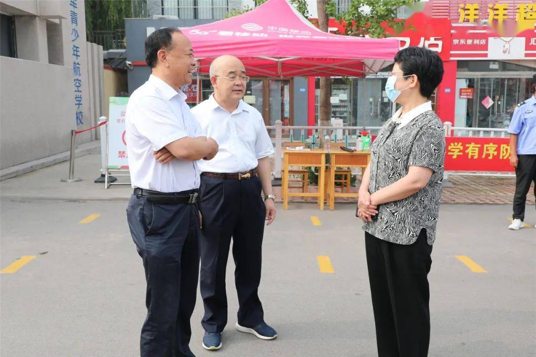 兰考县第一高级中学教育考察团一行13人,在学校党委书记,校长郑卫萍的