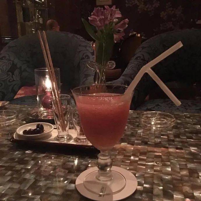 背景图|背景图 | 夜里有灯，你看这个世界并不坏