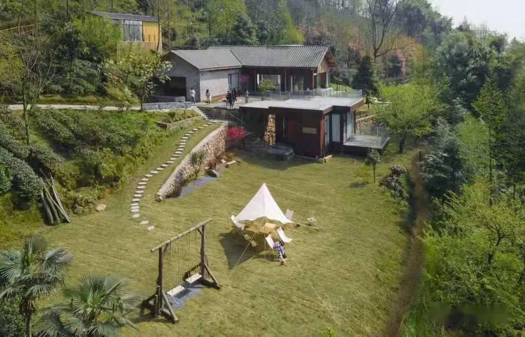 古镇的青石板路小吃遍布,闲情满怀塔映青山,水润古街千年小成都元通