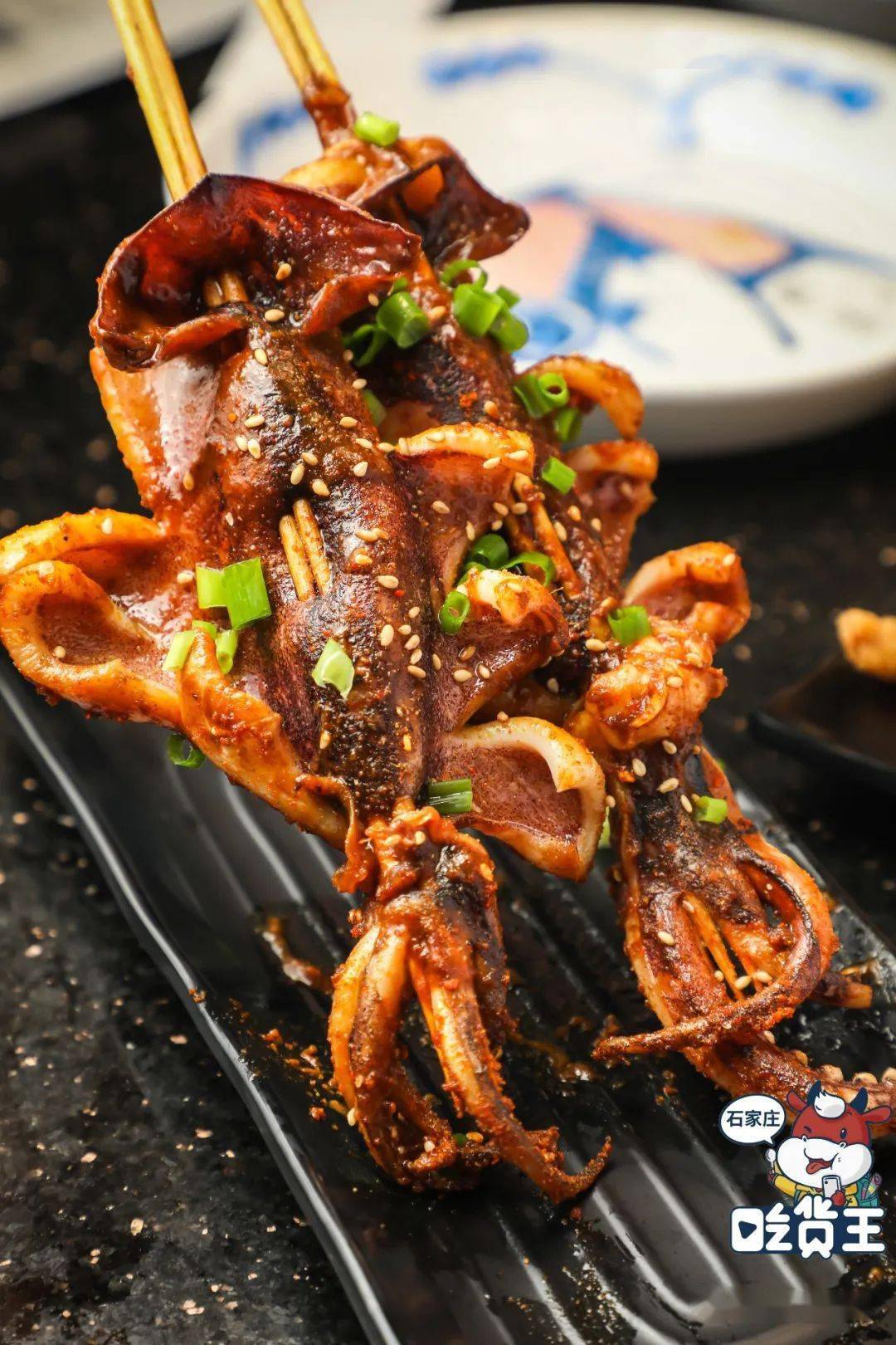 大鱿鱼不能烤太干他家的鱿鱼烤的刚好外焦里嫩柔韧鲜美,口感出奇的好!