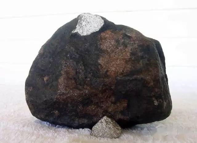 结核石常被人误认为是陨石的燧石结核常被人误认为是陨石的锰铁矿石