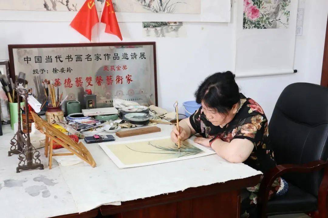 她62岁读大专,70岁获中国美院双学士