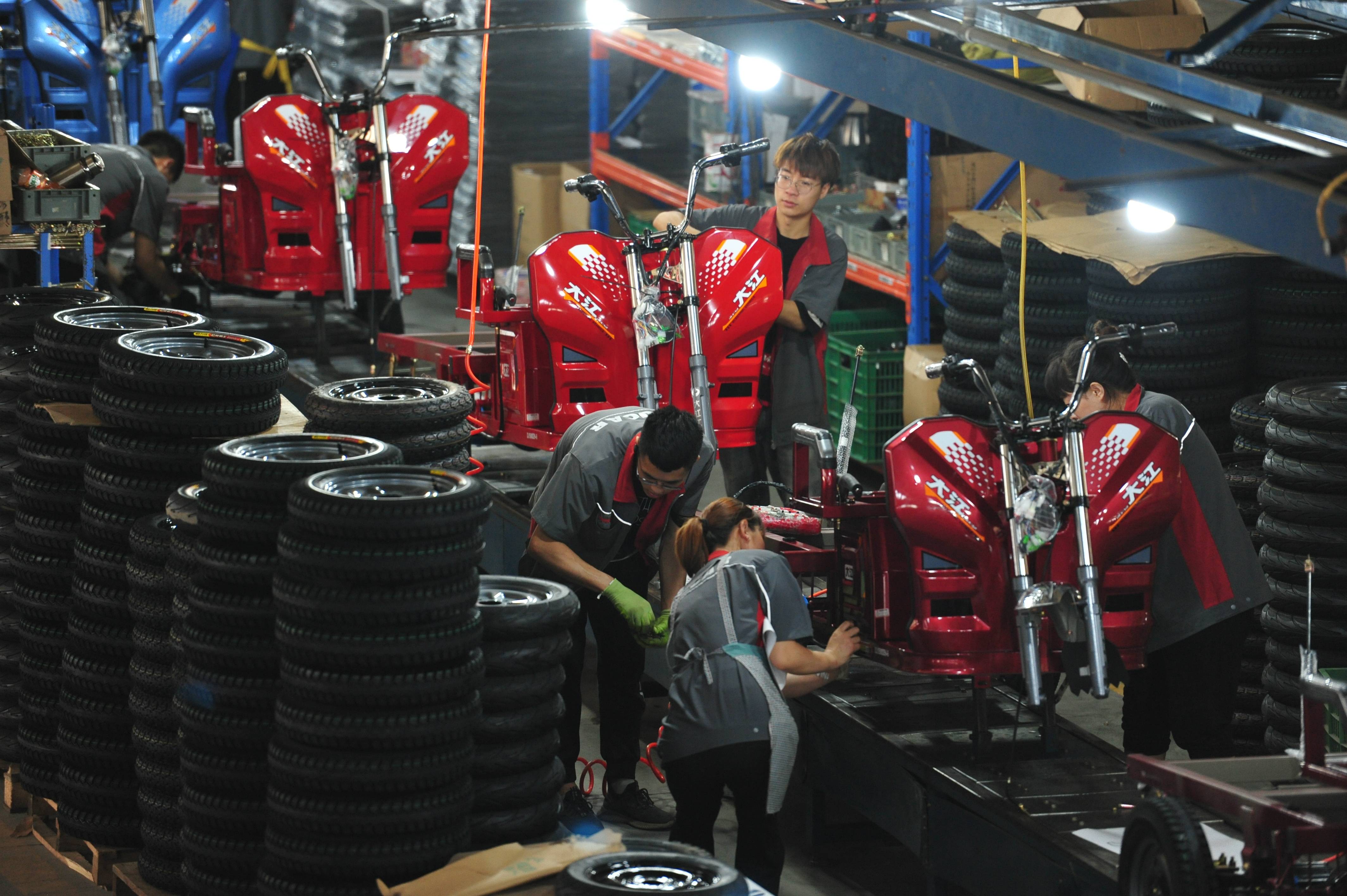 7月8日,工人在任丘市一家电动三轮摩托车生产企业组装车间工作