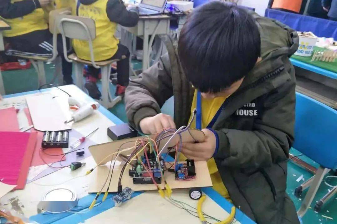 15日开班名额有限创客工坊创客编程课程暑期集训班火热进行中