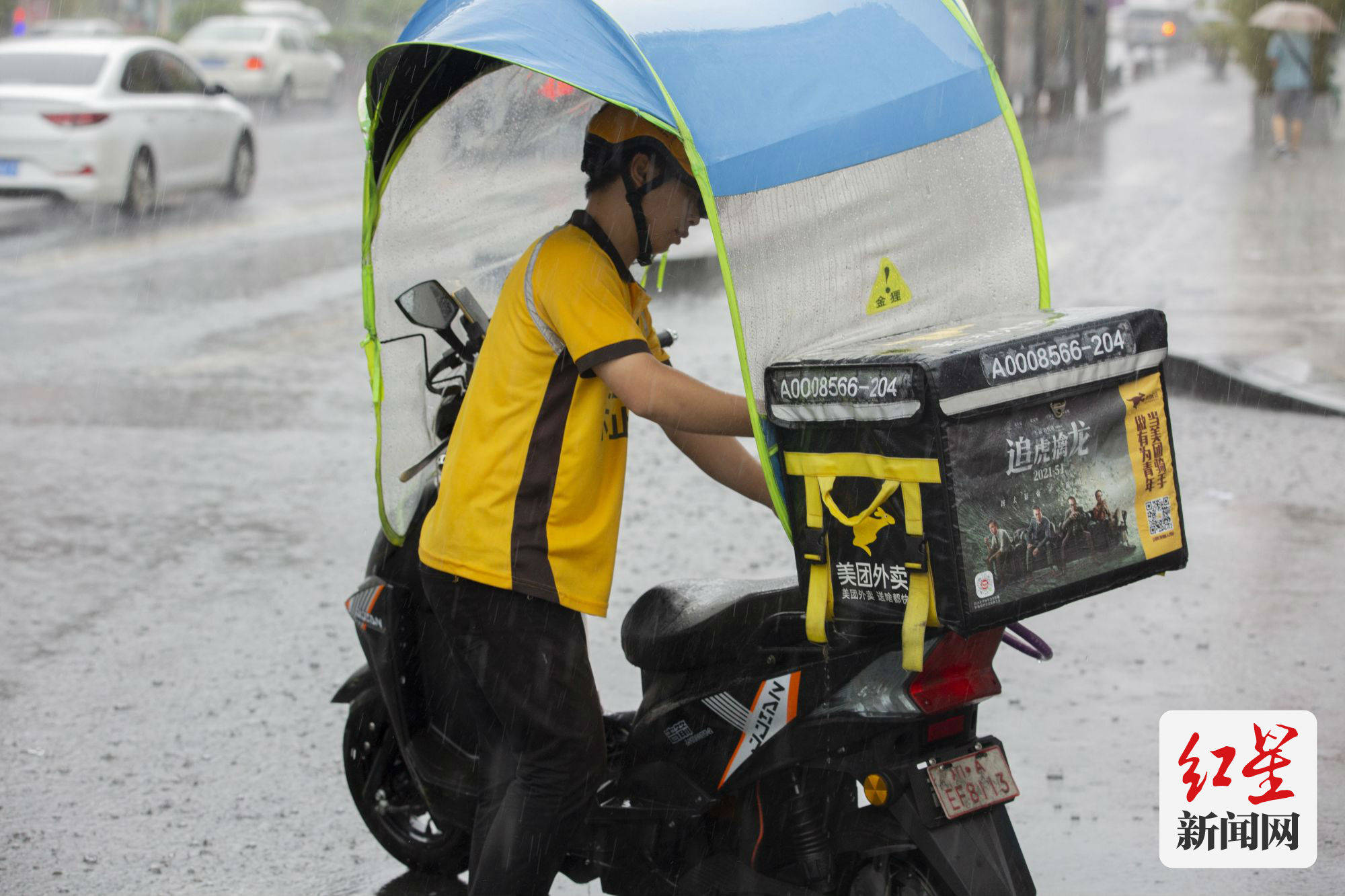 淋成落汤鸡 成都迎来小暑后第一场大暴雨