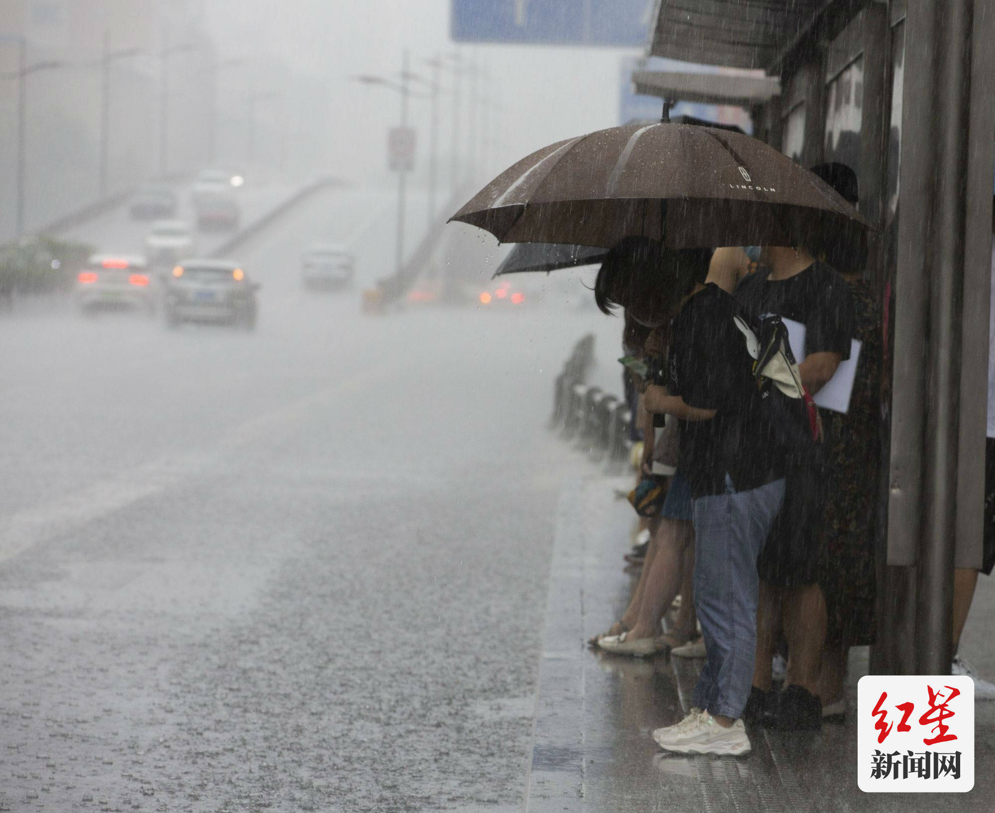 淋成"落汤鸡"!成都迎来小暑后第一场大暴雨