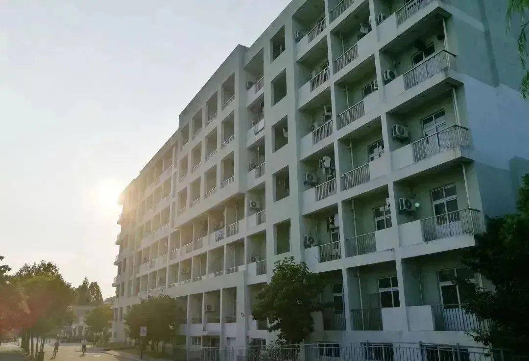南门公寓本部公寓:位于宁波大学本部,相比甬江公寓面积稍小,但也是