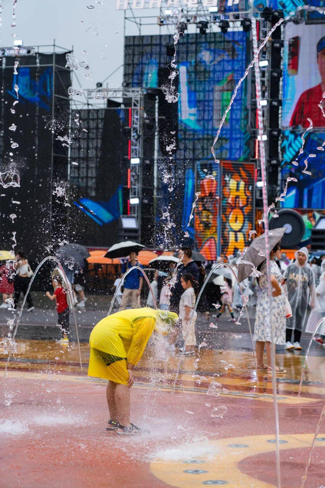 欢乐蹦迪打造白天的大型水上电音盛宴#爱ta就泼ta吧江滩回忆录时间:20