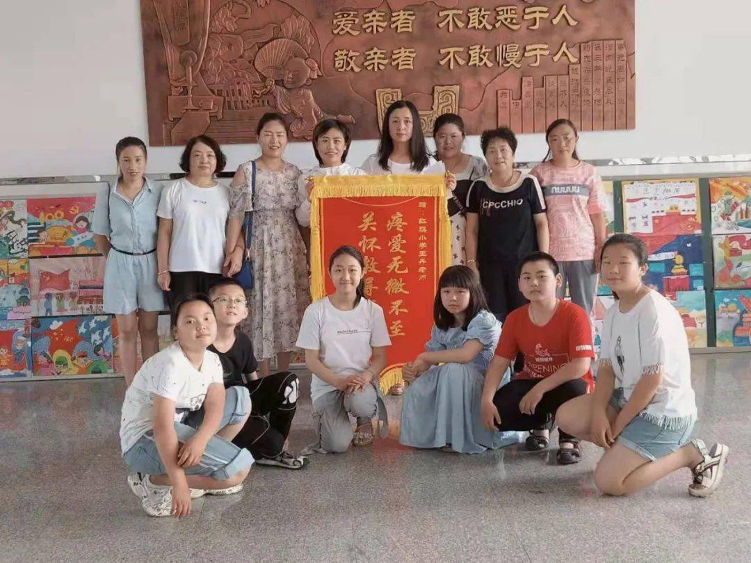 关注红旗小学教师倾心育桃李家长感恩送锦旗