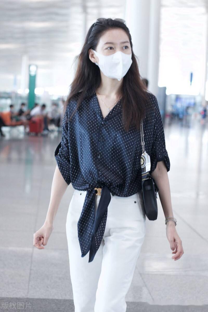 高露一身装扮干净清爽,藏青色波点衬衫蝴蝶结系带造型独特_机场