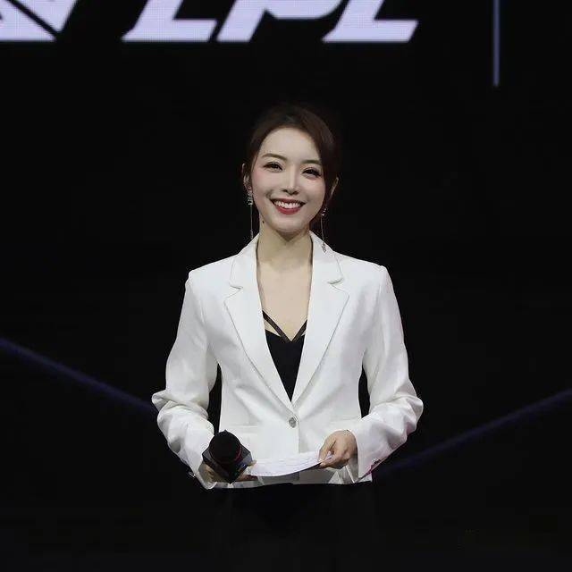 【百花体坛】电竞女主持余霜大换造型 网友直呼老师我顶不住了!