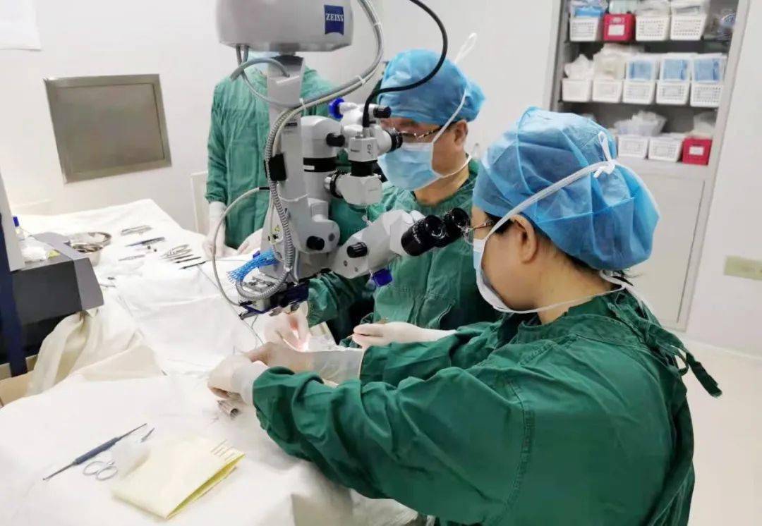 中心微tv 视频 著名专家回家乡疑难眼病终得治 全国著名眼科专家赵明威教授来本溪市中心医院开展诊疗活动 患者