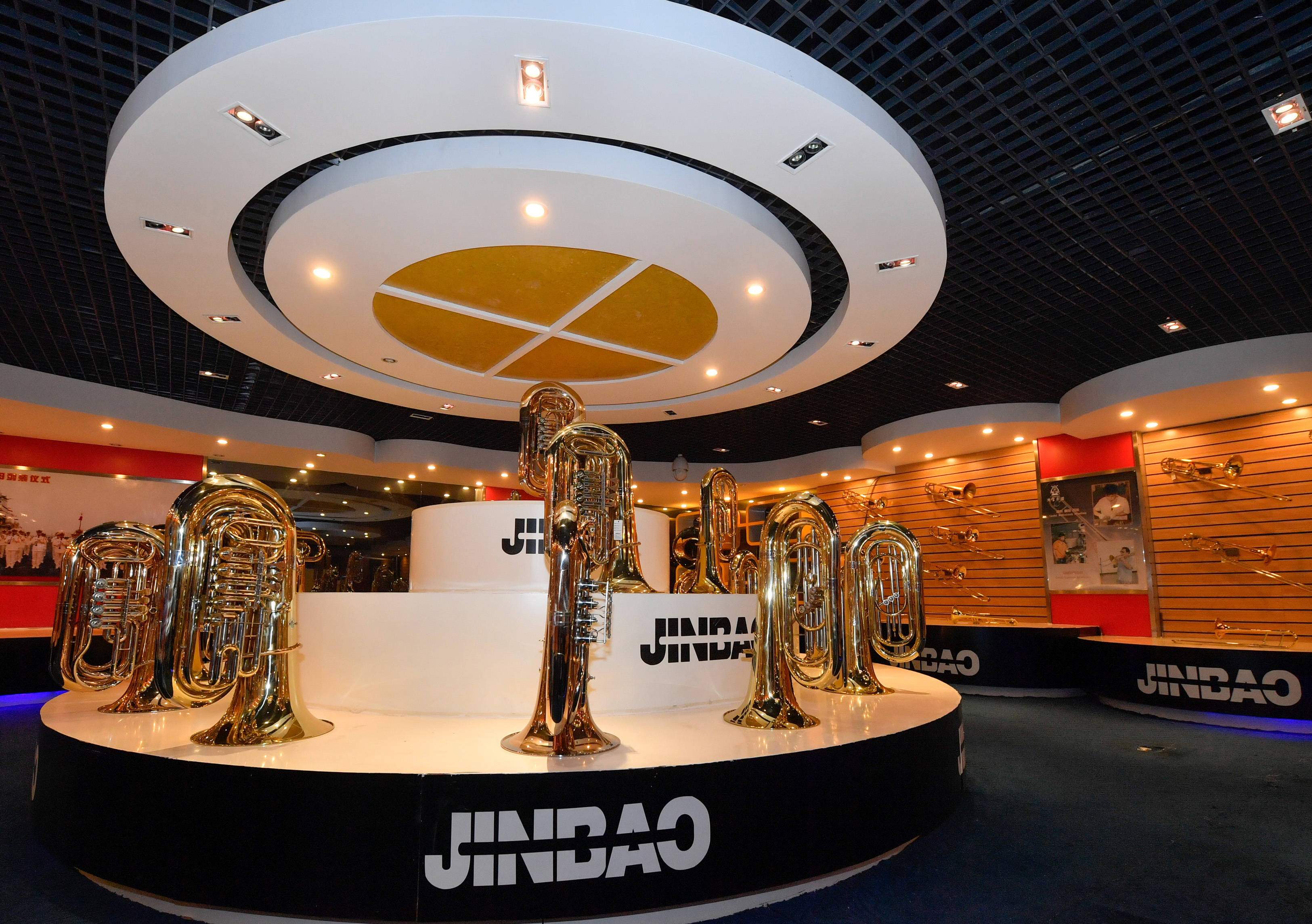 这是天津市津宝乐器有限公司乐器展厅内展出的部分铜管乐器(5月19日摄
