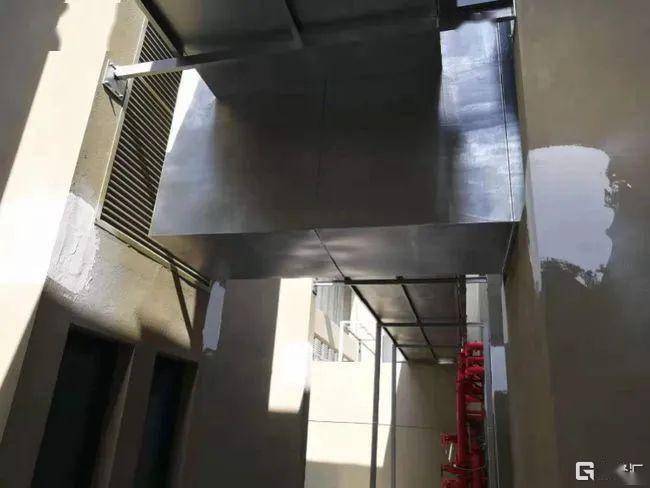 不仅如此,业主还发现原本同意拆除加建的烟道,收房后发现铁皮烟道变得