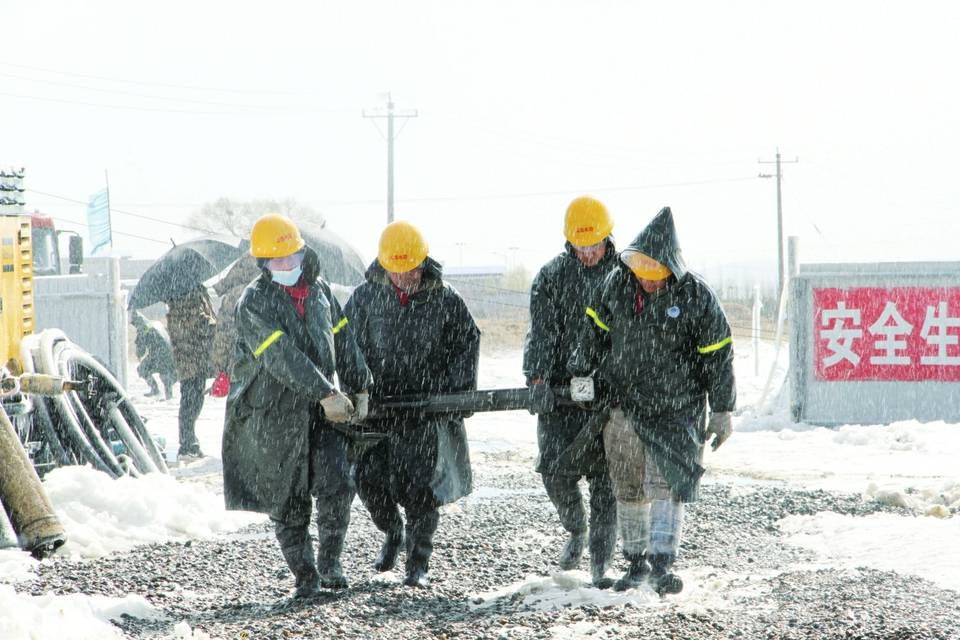 工人頂風雪抬鑽桿.大地電磁測深一致性試驗.安裝採油樹懸掛器.