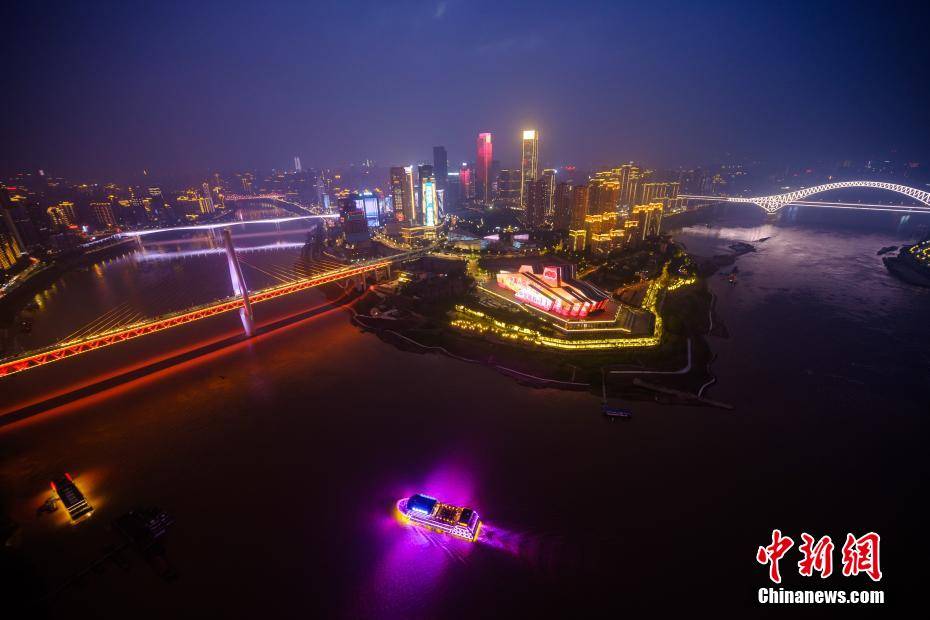 at|Experience ＂Cloud Walk＂ at Chongqing 250-meter glass viewing platform