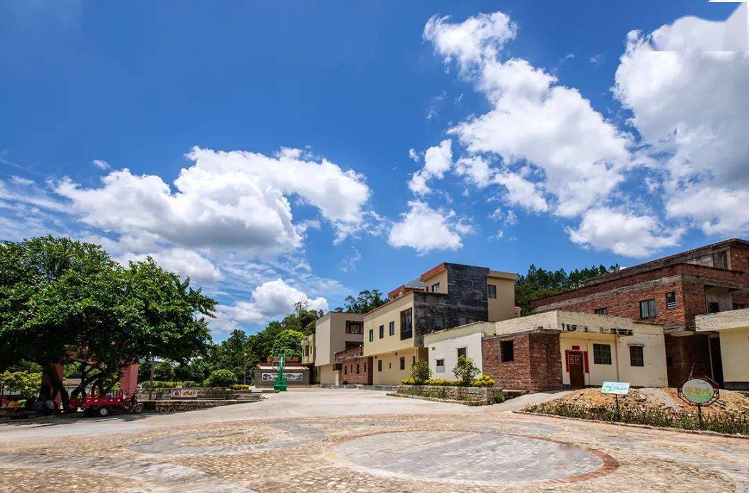 310人是一个深藏在大山里的小村庄离里洞圩镇8公里新兴县里洞镇东江