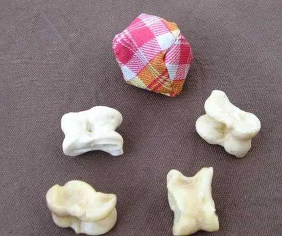小时候玩儿吸铁石,在一堆沙子里能吸出铁屑来.