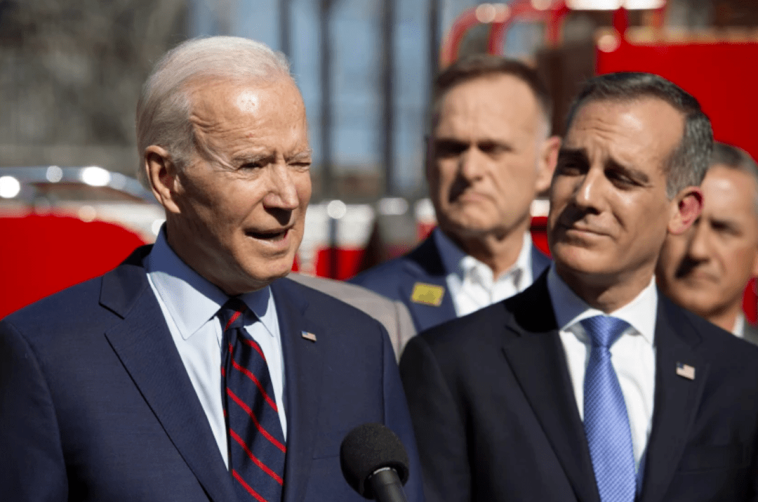 洛杉矶市长埃里克·加希提和美国总统拜登.图片来源:洛杉矶时报