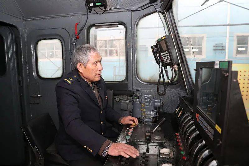 今年70岁的王纪尧是武汉铁路局武昌南机务段的一名退休火车司机,也是