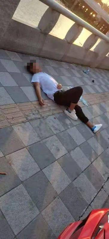 开平某酒店对面有人打架!怎么回事?