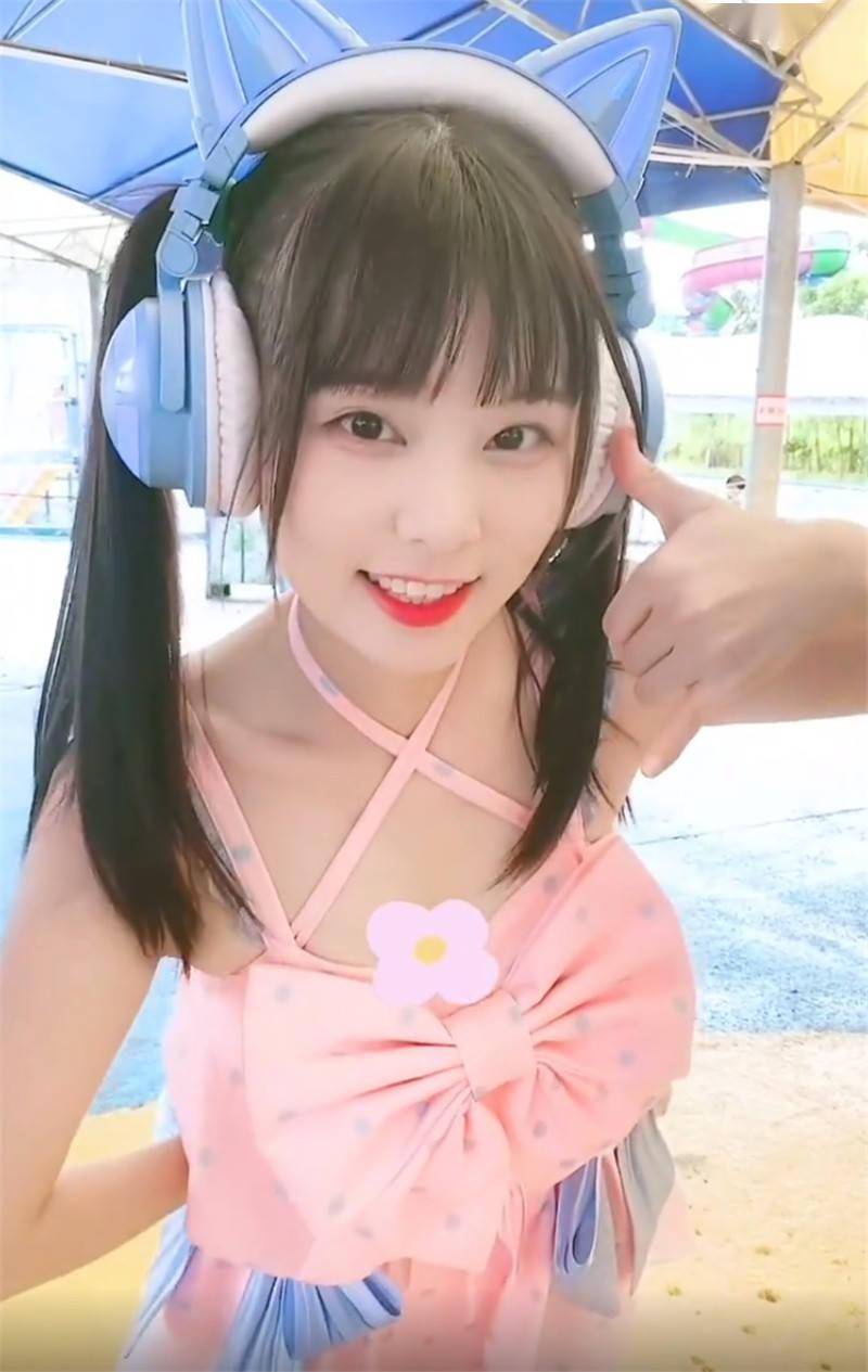 作为知名主播火线妹平常发视频就很多网友围观,这回晒出了泳装照,播放