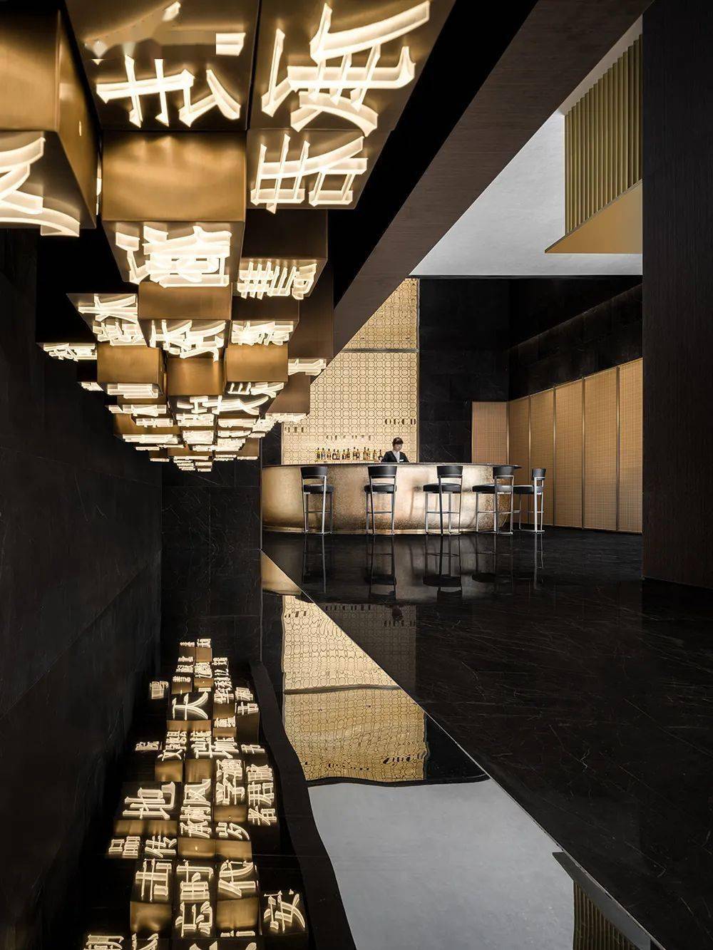 线索从入口伊始贯穿整个空间动线,字模式的顶灯排列,大型活字印刷装置