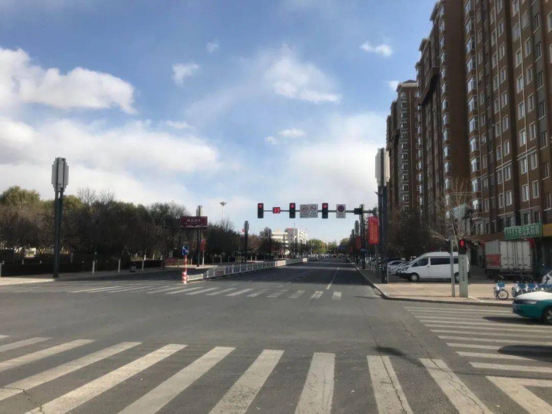 紧急提醒赤峰这个路口右转需要等红灯