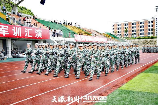 黔南幼专2300名新生军训汇演献礼建党100周年_贵定县