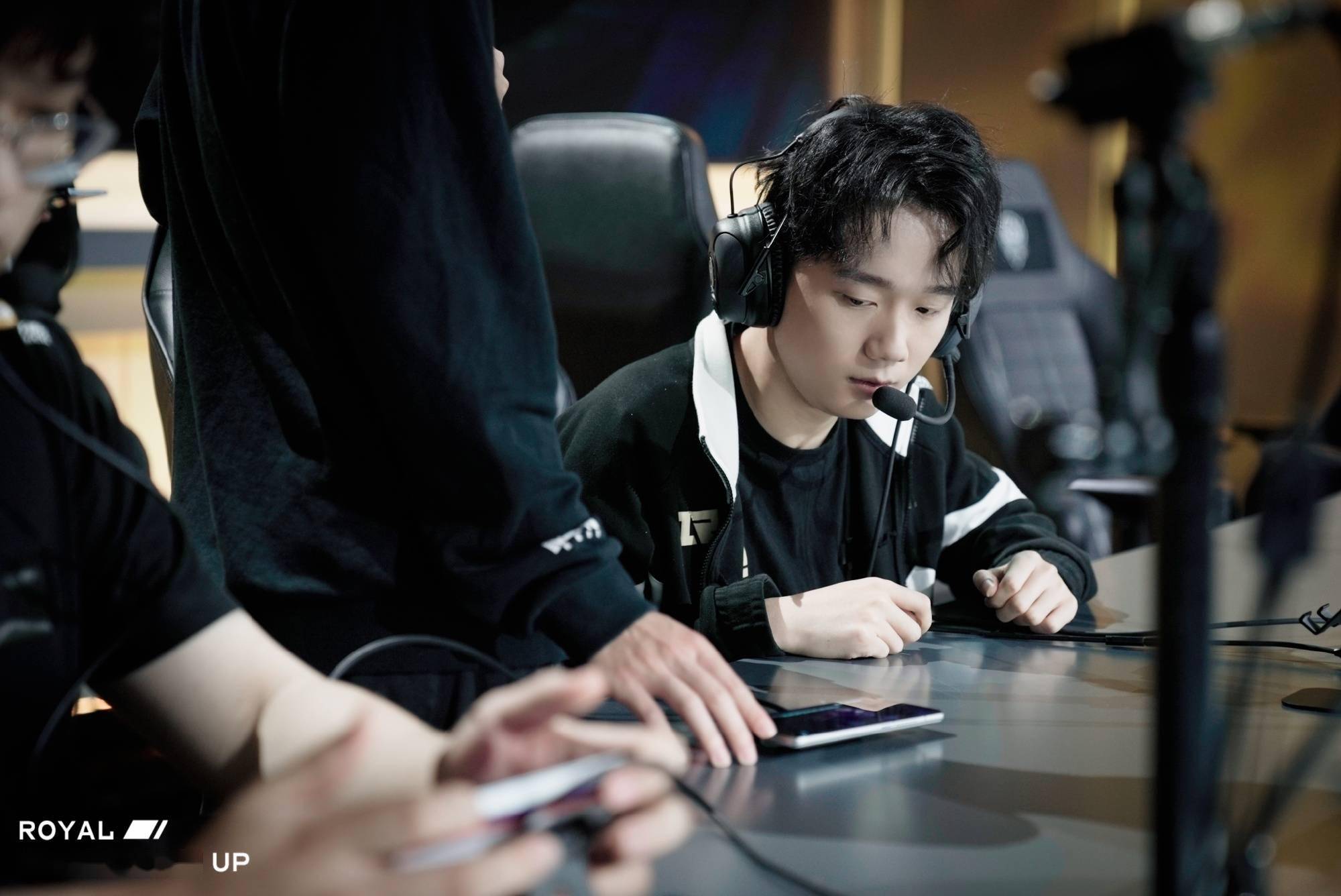 rngm战胜kssc,保留理论晋级可能,晚秋:队内互相不信任