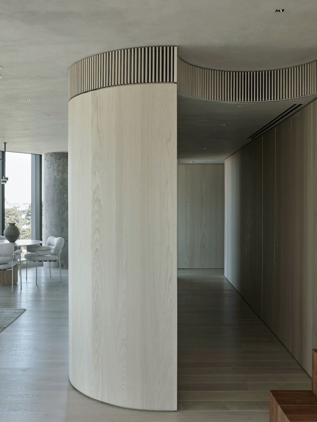 平面内没有设一扇门,取而代之的是通过巧妙放置弧形墙实现功能区分隔