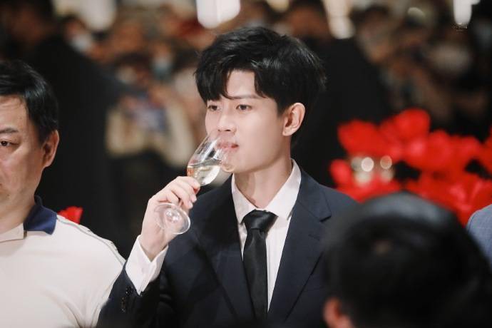 品牌|[消息]今日份西装小王子美貌暴风输出！任嘉伦现身南京品牌活动优雅举起高脚杯