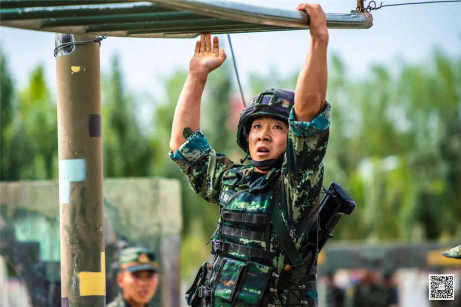 陳戈 王黎明 董世力)酷暑七月,訓練場上,全軍各部隊堅持練兵備戰