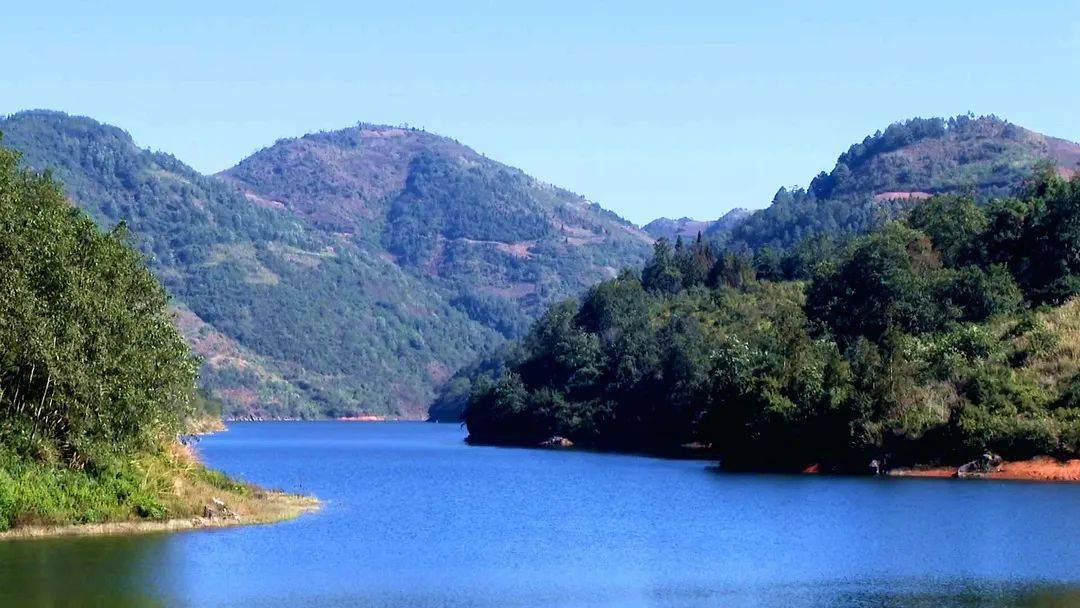 一拧水龙头甘冽的清水哗哗流出群众喝上了放心水干净水彻底为广大群众