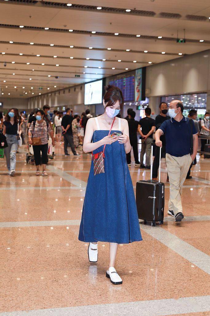 方头|李菲儿戴梦幻口罩笑容明媚 穿吊带长裙露香肩变甜酷少女