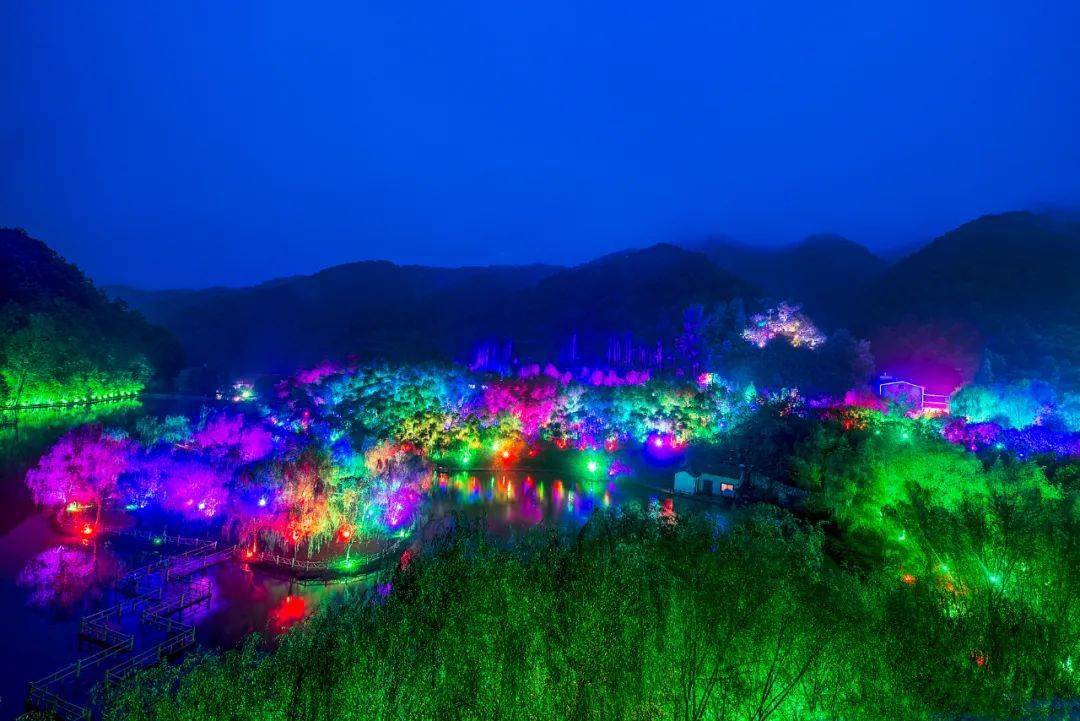关公湖夜景竹香水街夜景在重渡沟,山和水的完美配合显得淋漓尽致.