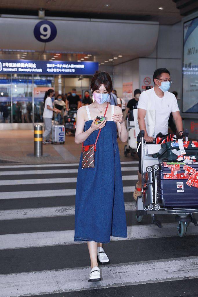 方头|李菲儿戴梦幻口罩笑容明媚 穿吊带长裙露香肩变甜酷少女
