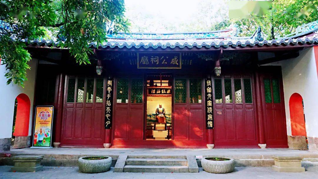 祠内还陈列有戚继光的军事著作,战争袍铠甲残片以及行军干粮"光饼","