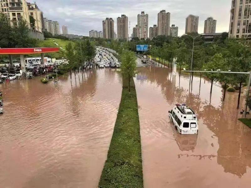 今日凌晨重慶暴雨重慶主城多地積水嚴重重慶發佈暴雨黃色預警信號