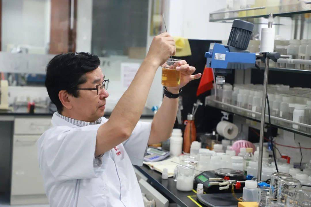 梁木利男教授说:临床证实,富勒烯可以在1-3个月内提亮肤色,淡化色斑