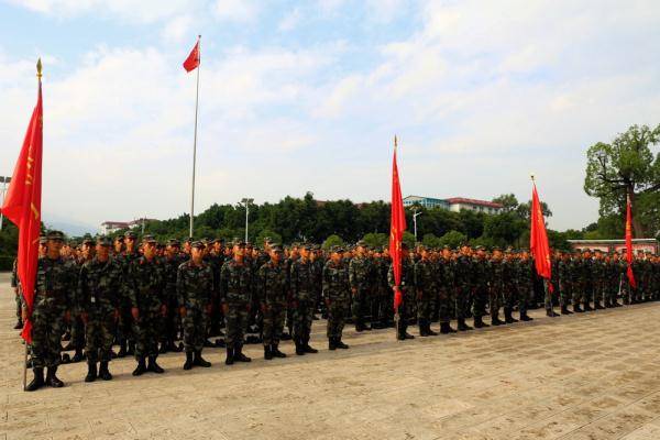 日前,武警第二机动总队某支队新训大队的新兵们迎来了新兵连的最后
