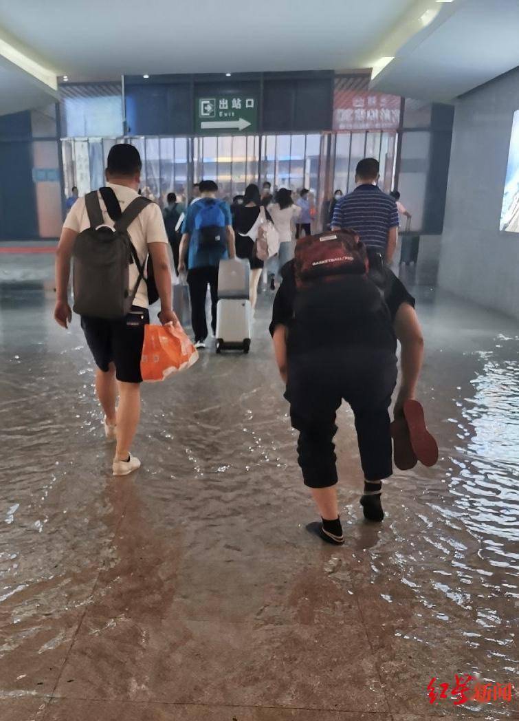 京津冀今夏大雨考验来了车站雨水倒灌河北有市民雨中抱树自救