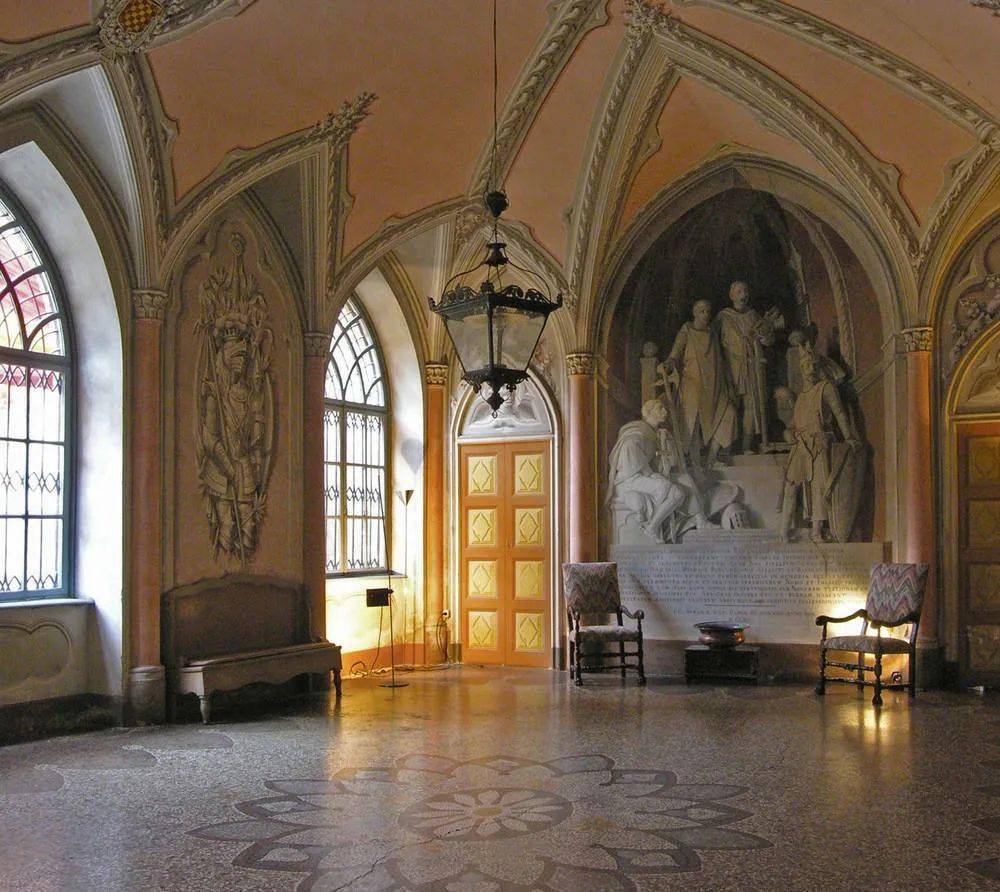 (城堡内部)还有,一旦手机或某个小东西随手放错地方,然后又忘了放在